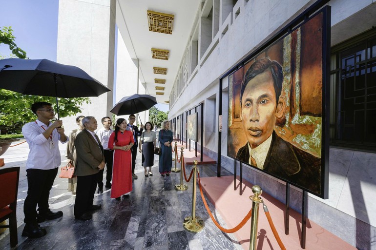 Poet Nguyen Khoa Diem admiring works on President Ho Chi Minh at Chu Nhat Quang’s 'Spring of Independence' exhibition. Poet Nguyen Khoa Diem admiring works on President Ho Chi Minh at Chu Nhat Quang’s 'Spring of Independence' exhibition.