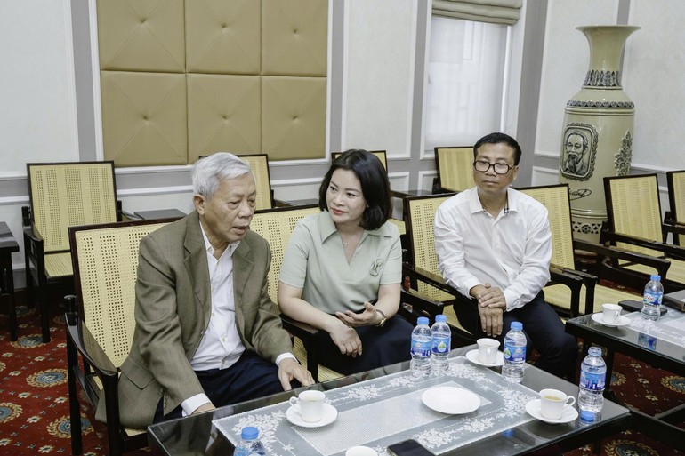 Poet Nguyen Khoa Diem discussing the lacquer painting Lacquer Painting 'Uncle Ho Reads the Declaration of Independence' Sets A World Record