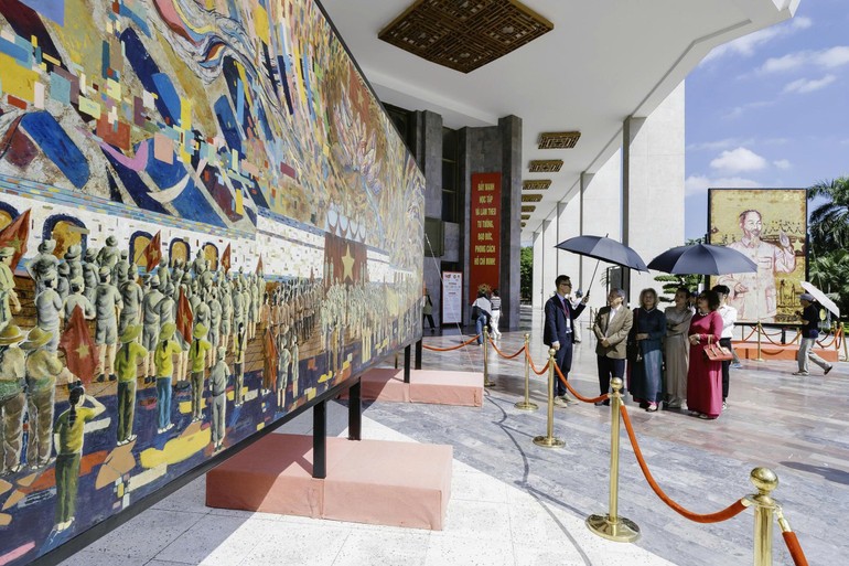 Painter Chu Nhat Quang introducing the work Lacquer Painting 'Uncle Ho Reads the Declaration of Independence' Sets A World Record