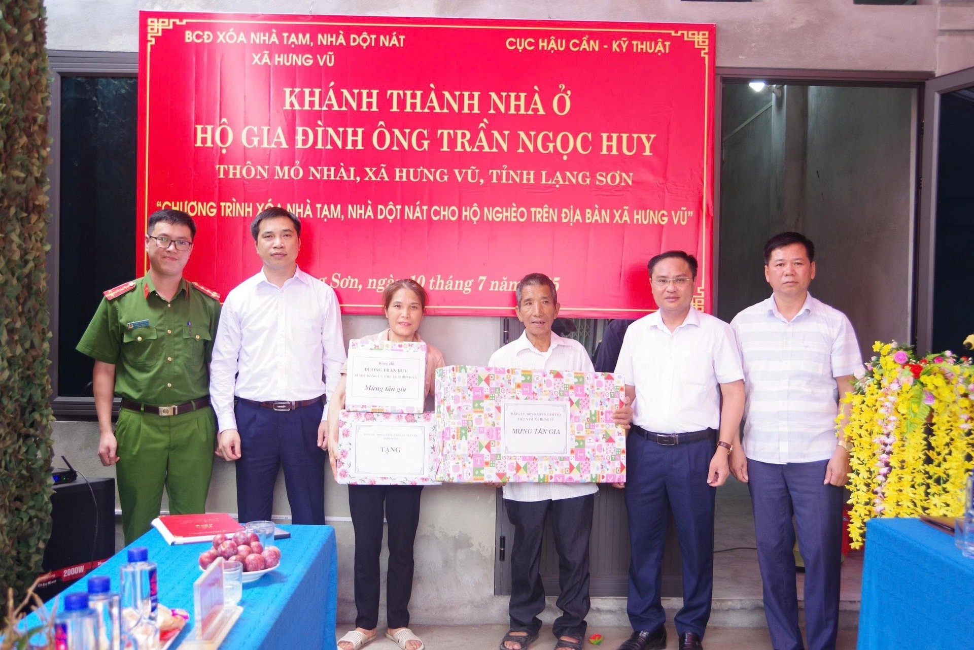 Lãnh đạo xã Hưng Vũ tặng quà mừng Lạng Sơn hoàn thành mục tiêu xóa nhà tạm, nhà dột nát: Dấu ấn an sinh xã hội bền vững