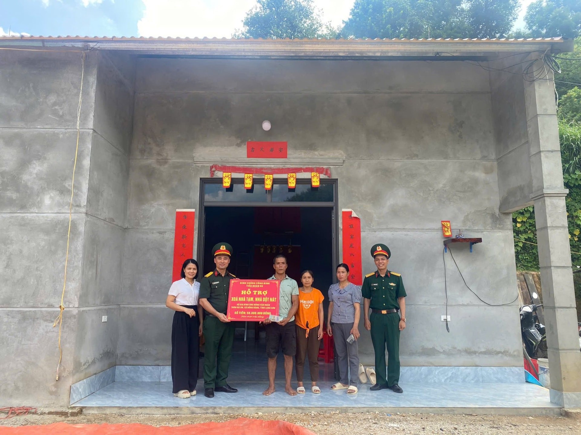Tiểu đoàn 93 (Binh chủng Công binh) trao số tiền hỗ trợ xóa nhà tạm, nhà dột nát cho hộ gia đình có hoàn cảnh đặc biệt khó khăn ở thôn Nà Ân, xã Đồng Đăng (tỉnh Lạng Sơn). Ảnh: ĐVCC. Tiểu đoàn 93 (Binh chủng Công binh) trao số tiền hỗ trợ xóa nhà tạm, nhà dột nát cho hộ gia đình có hoàn cảnh đặc biệt khó khăn ở thôn Nà Ân, xã Đồng Đăng (tỉnh Lạng Sơn). Ảnh: ĐVCC.