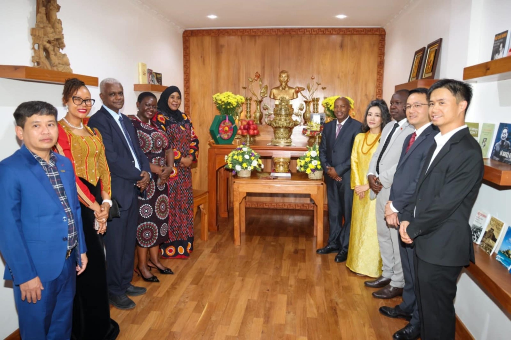 Khánh thành Không gian Hồ Chí Minh tại Đại sứ quán Việt Nam tại Tanzania. (Ảnh: Đại sứ quán Việt Nam tại Tanzania) Khánh thành Không gian Hồ Chí Minh tại Đại sứ quán Việt Nam tại Tanzania. (Ảnh: Đại sứ quán Việt Nam tại Tanzania)