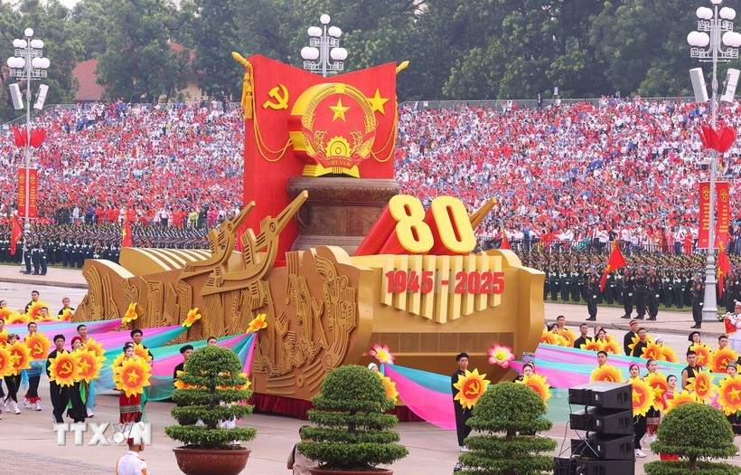 Xe mô hình Quốc huy nước Cộng hòa xã hội chủ nghĩa Việt Nam đi đầu khối diễu binh, diễu hành. (Ảnh: TTXVN) Xe mô hình Quốc huy nước Cộng hòa xã hội chủ nghĩa Việt Nam đi đầu khối diễu binh, diễu hành. (Ảnh: TTXVN)