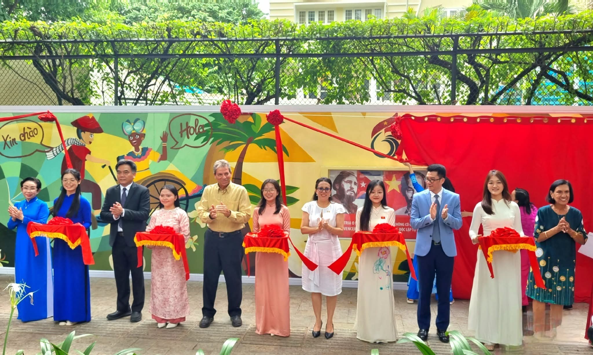 Các đại biểu cắt băng khánh thành bức tranh tường nhân kỷ niệm 65 năm thiết lập quan hệ ngoại giao Việt Nam - Cuba. (Ảnh: Đại sứ quán Cuba tại Việt Nam): Các đại biểu cắt băng khánh thành bức tranh tường nhân kỷ niệm 65 năm thiết lập quan hệ ngoại giao Việt Nam - Cuba. (Ảnh: Đại sứ quán Cuba tại Việt Nam):