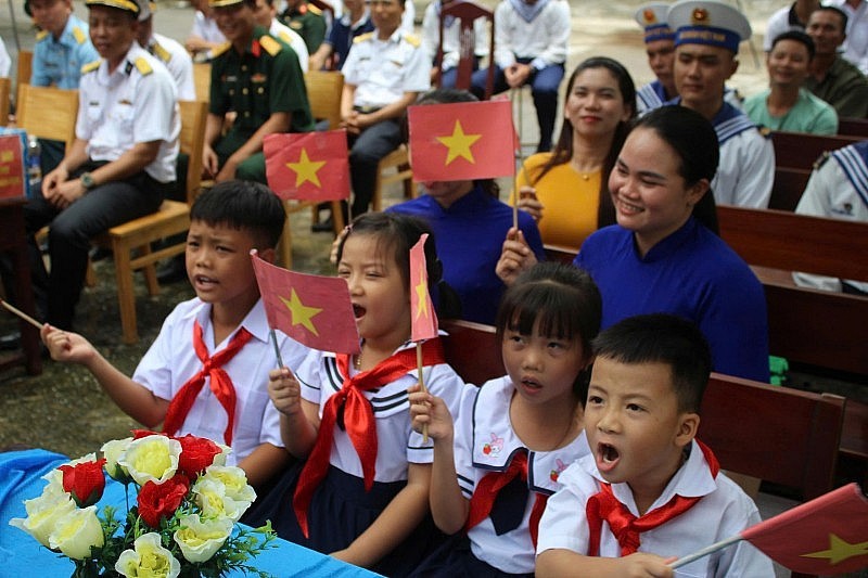 The joy of students on the school opening day. (Photo: Thanh Vu).