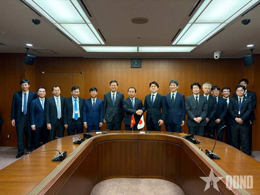 Representatives of the two Ministries meet before the signing ceremony (Photo: Dinh Duc/People’s Army Newspaper)