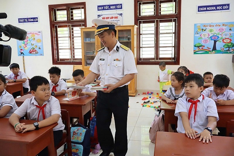 Leaders of Da Tay Island present books to students on the occasion of the new school year opening ceremony. (Photo: Thanh Vu).