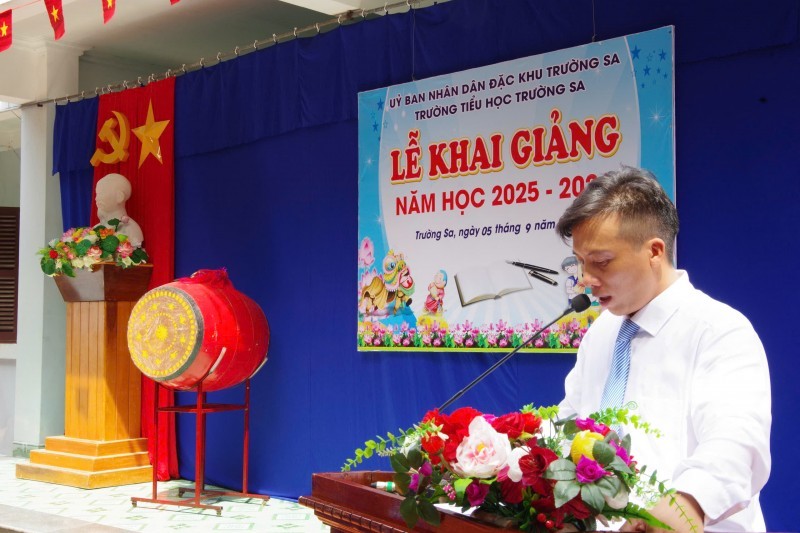 A representative of the Truong Sa Special Administrative Area authority delivers a speech at the opening ceremony. (Photo: Thanh Vu).