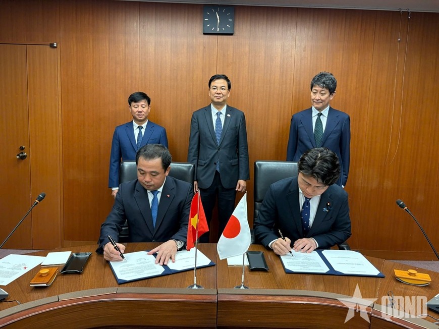 Heads of the two Ministries sign the extension of the Memorandum (Photo: Dinh Duc/People’s Army Newspaper)