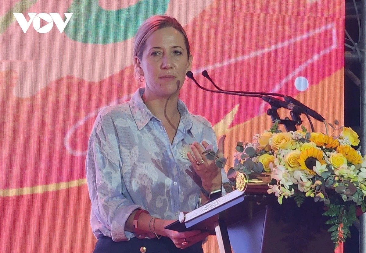 Âm nhạc, văn hóa, ẩm thực: Nhịp cầu giao lưu nhân dân Việt Nam - Hoa Kỳ Âm nhạc, văn hóa, ẩm thực: Nhịp cầu giao lưu nhân dân Việt Nam - Hoa Kỳ