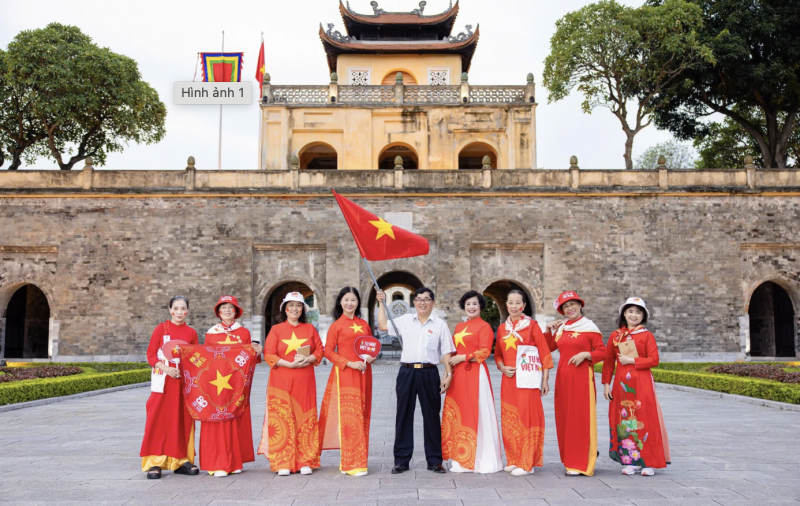 Du khách tham quan chụp ảnh check-in tại Hoàng thành Thăng Long. (Ảnh: T.L) Du khách tham quan chụp ảnh check-in tại Hoàng thành Thăng Long. (Ảnh: T.L)
