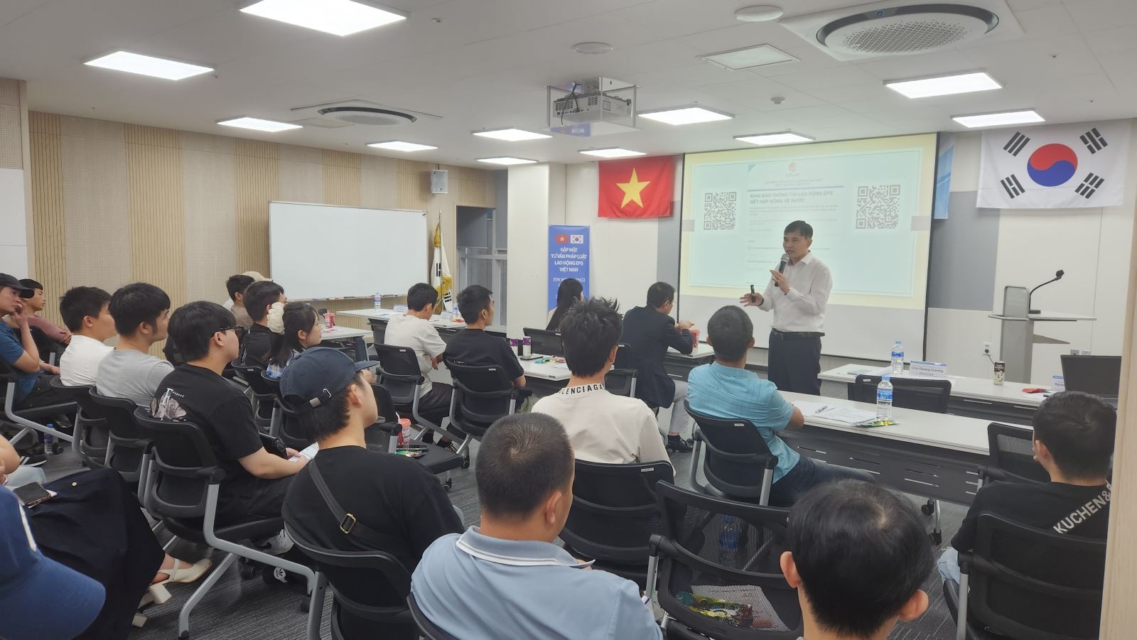 rưởng Văn phòng EPS tại Hàn Quốc Chu Quang Dương trực tiếp giải đáp về chính sách, pháp luật liên quan đến chương trình EPS cho lao động Việt Nam tại Hàn Quốc. rưởng Văn phòng EPS tại Hàn Quốc Chu Quang Dương trực tiếp giải đáp về chính sách, pháp luật liên quan đến chương trình EPS cho lao động Việt Nam tại Hàn Quốc.
