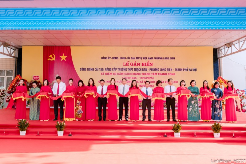 Các đại biểu thực hiện nghi thức cắt băng khánh thành và gắn biển công trình. (Ảnh: T.L) Các đại biểu thực hiện nghi thức cắt băng khánh thành và gắn biển công trình. (Ảnh: T.L)