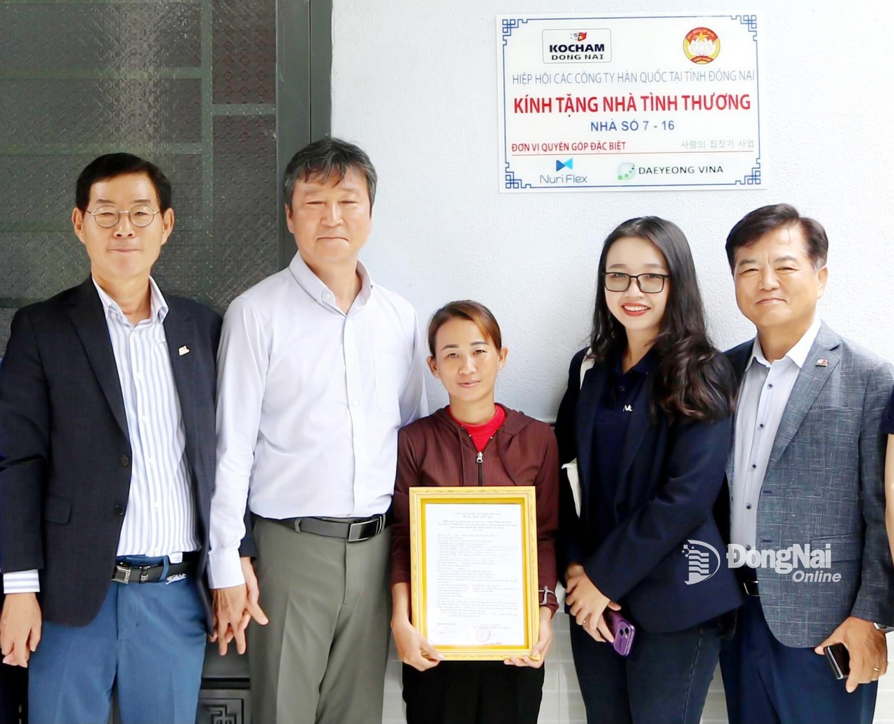 Representatives of Korean associations and local authorities handed over a house to a resident of Dinh Quan commune. (Photo: Dong Nai Newspaper)