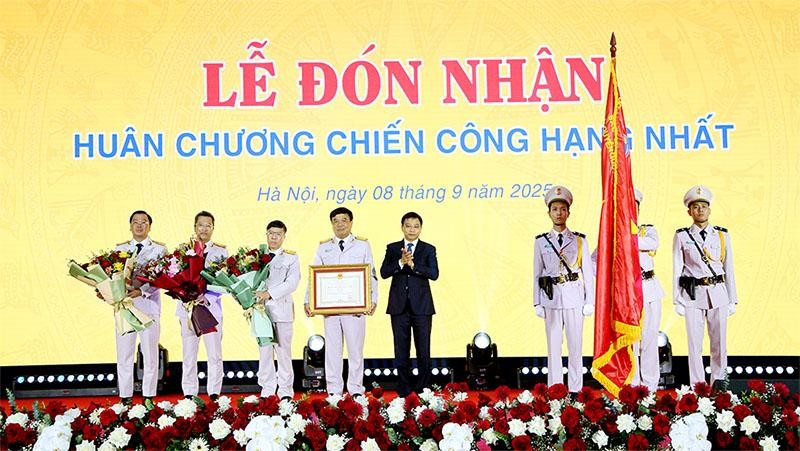 Thừa uỷ quyền, Thứ trưởng Bộ Tài chính Nguyễn Đức Chi trao Bằng khen của Thủ tướng Chính phủ cho các tập thể, cá nhân của Hải quan Việt Nam - Ảnh: VGP Thừa uỷ quyền, Thứ trưởng Bộ Tài chính Nguyễn Đức Chi trao Bằng khen của Thủ tướng Chính phủ cho các tập thể, cá nhân của Hải quan Việt Nam - Ảnh: VGP