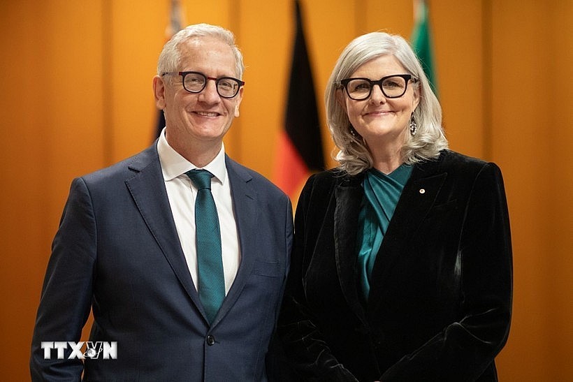 Australian Governor-General Sam Mostyn (R) and her spouse (Photo: VNA) Australian Governor-General Sam Mostyn (R) and her spouse (Photo: VNA)