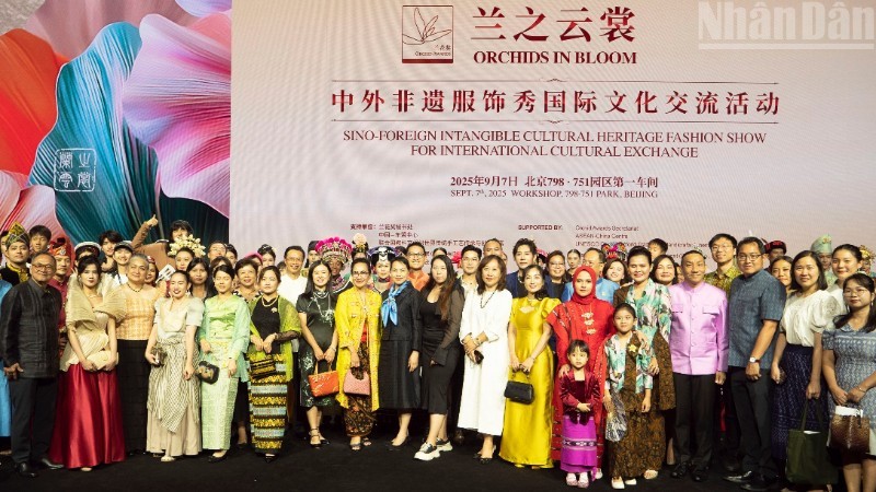 Delegates attending the program pose for a commemorative photo.