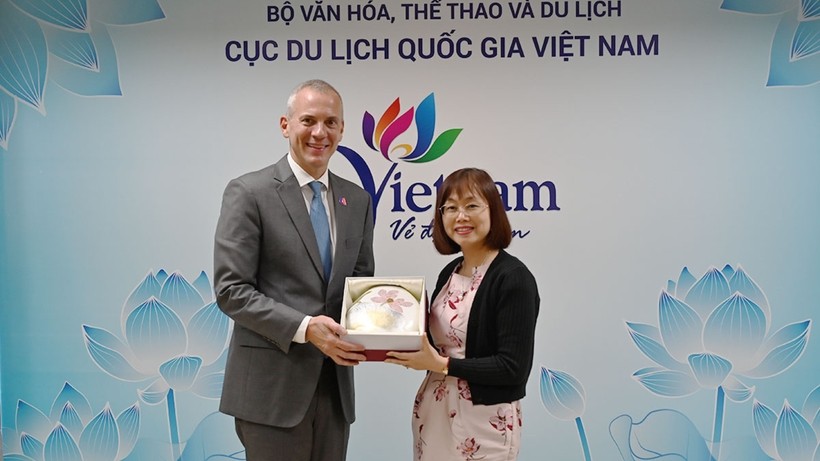 Nguyen Thi Hoa Mai, Deputy Director General of the Vietnam National Authority of Tourism, presents a souvenir to Florian Sengstschmid, Chief Executive Officer of the Azerbaijan Tourism Board. (Photo: TITC) Nguyen Thi Hoa Mai, Deputy Director General of the Vietnam National Authority of Tourism, presents a souvenir to Florian Sengstschmid, Chief Executive Officer of the Azerbaijan Tourism Board. (Photo: TITC)