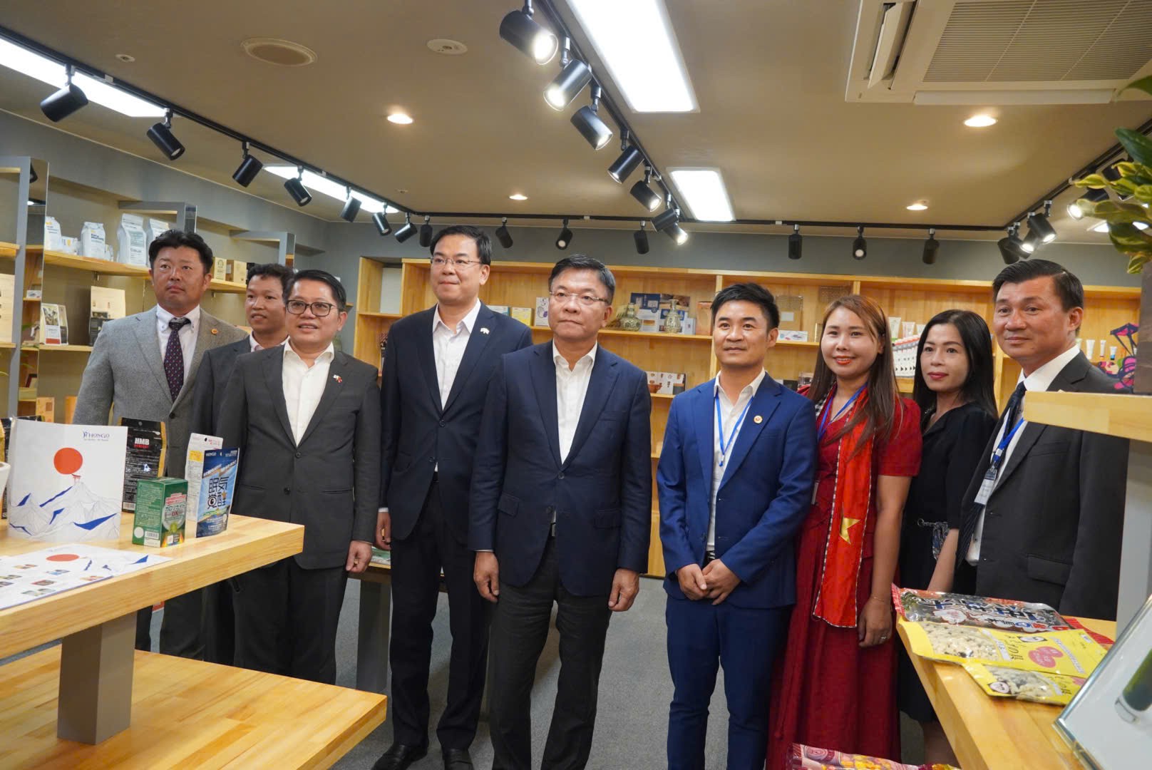 Ra mắt trung tâm xúc tiến quảng bá hàng Việt Nam tại Osaka (Nhật Bản) Ra mắt trung tâm xúc tiến quảng bá hàng Việt Nam tại Osaka (Nhật Bản)