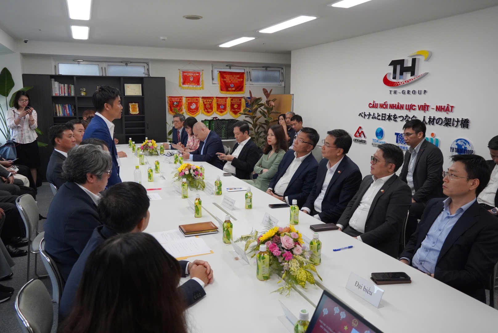 Ra mắt trung tâm xúc tiến quảng bá hàng Việt Nam tại Osaka (Nhật Bản) Ra mắt trung tâm xúc tiến quảng bá hàng Việt Nam tại Osaka (Nhật Bản)