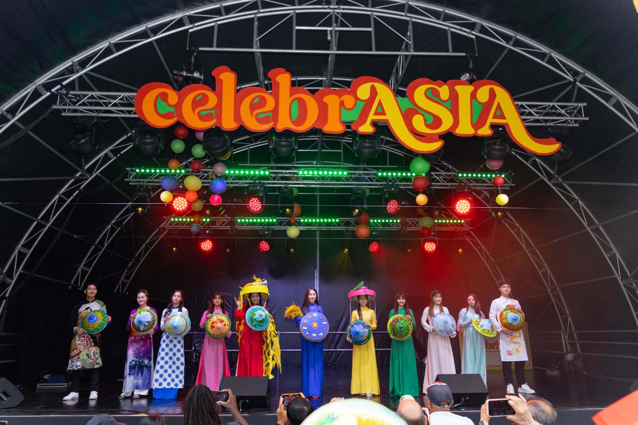The Ao Dai Love Collection fashion show at the festival. (Photo: Hoang Ha)