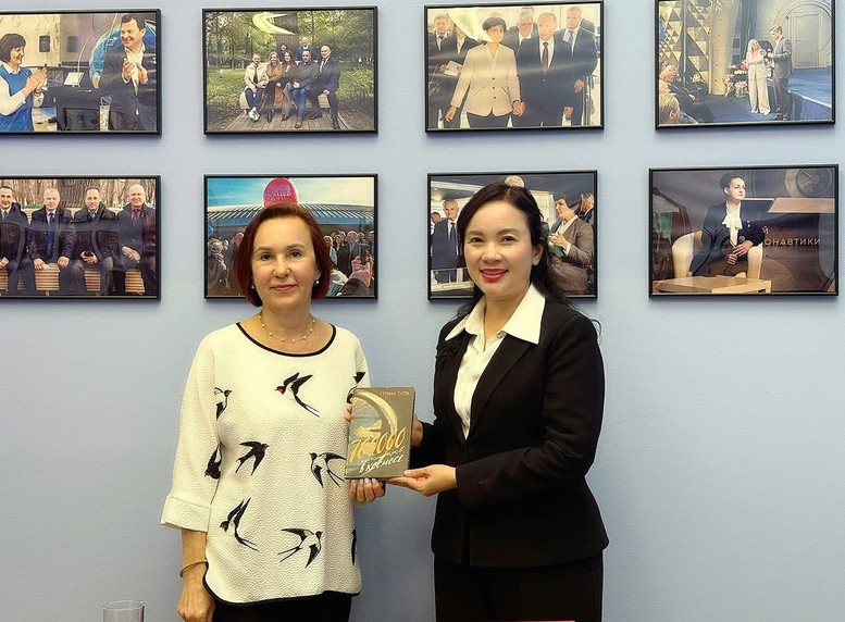 Bà Tatiana Ghermanovna trao tặng cuốn sách Triển lãm ở St. Petersburg khắc họa dấu ấn Hồ Chí Minh trong tình hữu nghị Việt - Nga