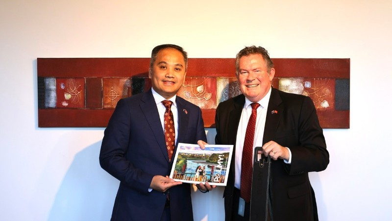 Ambassador Phan Minh Giang and Mayor of Palmerston North Grant Smith (Photo: Embassy of Vietnam in New Zealand) Ambassador Phan Minh Giang and Mayor of Palmerston North Grant Smith (Photo: Embassy of Vietnam in New Zealand)