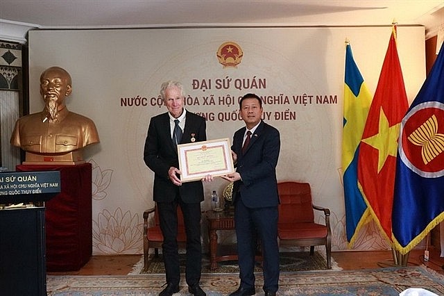 Ambassador Trần Văn Tuấn (right) presents the “For the Cause of Culture, Sports and Tourism” insignia to Swedish filmmaker Bo Öhlén. — Photo courtesy of the Embassy of Việt Nam in Sweden Ambassador Trần Văn Tuấn (right) presents the “For the Cause of Culture, Sports and Tourism” insignia to Swedish filmmaker Bo Öhlén. — Photo courtesy of the Embassy of Việt Nam in Sweden