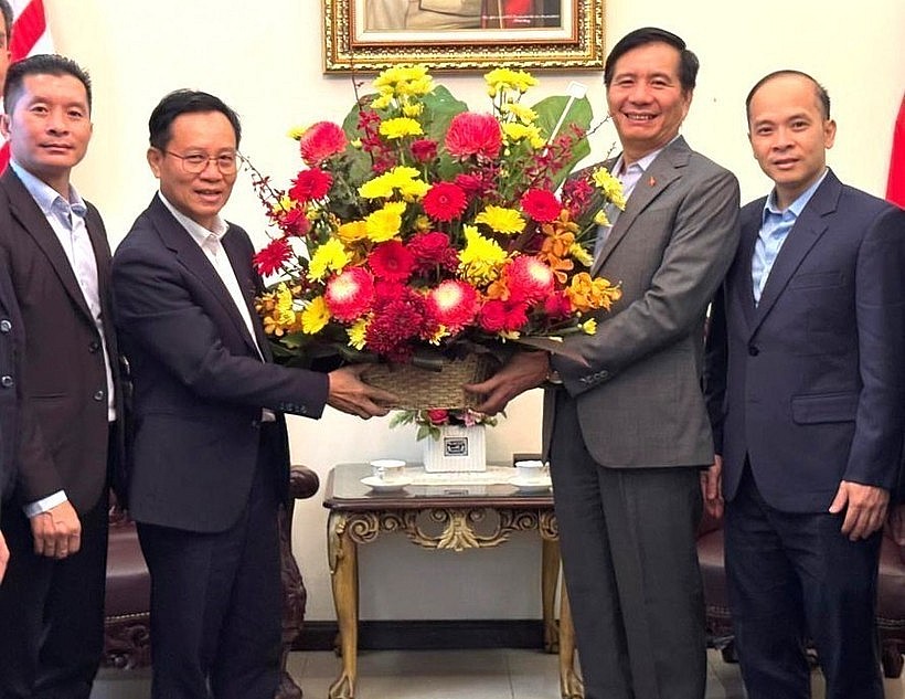 Lao Ambassador to Malaysia Thepthavone (L) presents a bouquet of fresh flowers to Vietnamese Ambassador Ding Ngoc Linh. (Photo: VNA) Lao Ambassador to Malaysia Thepthavone (L) presents a bouquet of fresh flowers to Vietnamese Ambassador Ding Ngoc Linh. (Photo: VNA)