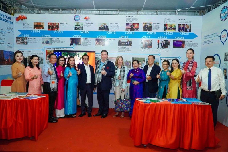 Thắt chặt quan hệ Việt Nam - Hoa Kỳ qua chương trình giao lưu hữu nghị tại Cần Thơ Thắt chặt quan hệ Việt Nam - Hoa Kỳ qua chương trình giao lưu hữu nghị tại Cần Thơ