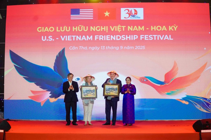 Thắt chặt quan hệ Việt Nam - Hoa Kỳ qua chương trình giao lưu hữu nghị tại Cần Thơ Thắt chặt quan hệ Việt Nam - Hoa Kỳ qua chương trình giao lưu hữu nghị tại Cần Thơ