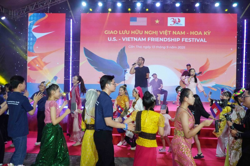 Thắt chặt quan hệ Việt Nam - Hoa Kỳ qua chương trình giao lưu hữu nghị tại Cần Thơ Thắt chặt quan hệ Việt Nam - Hoa Kỳ qua chương trình giao lưu hữu nghị tại Cần Thơ