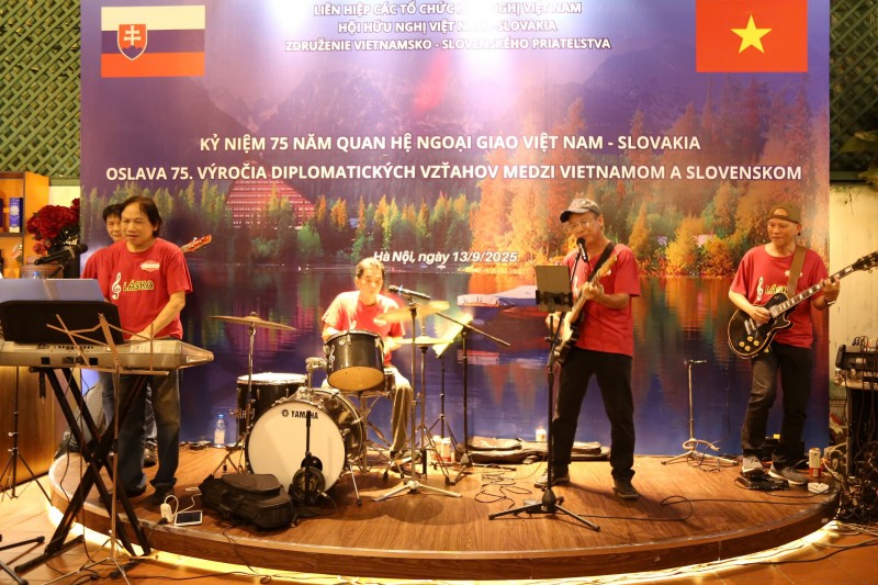 Giao lưu hữu nghị thắt chặt tình hữu nghị Việt Nam – Slovakia Giao lưu hữu nghị thắt chặt tình hữu nghị Việt Nam – Slovakia