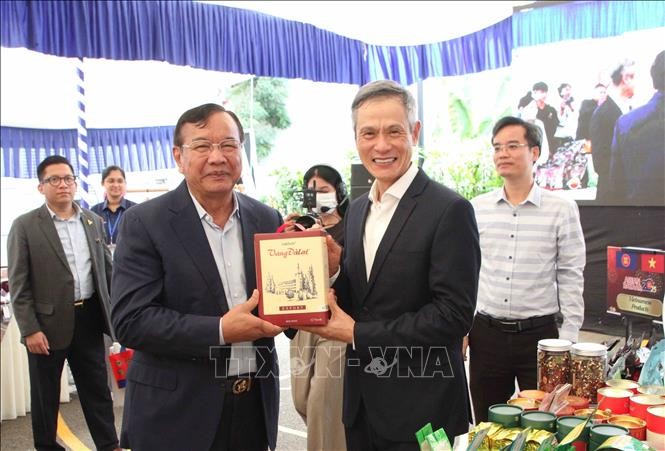 Đại sứ Việt Nam tại Campuchia Nguyễn Minh Vũ (phải) với Phó Thủ tướng kiêm Bộ trưởng Bộ Ngoại giao và Hợp tác quốc tế Campuchia Prak Sokhonn. Ảnh: Hoàng Minh/PV TTXVN tại Campuchia