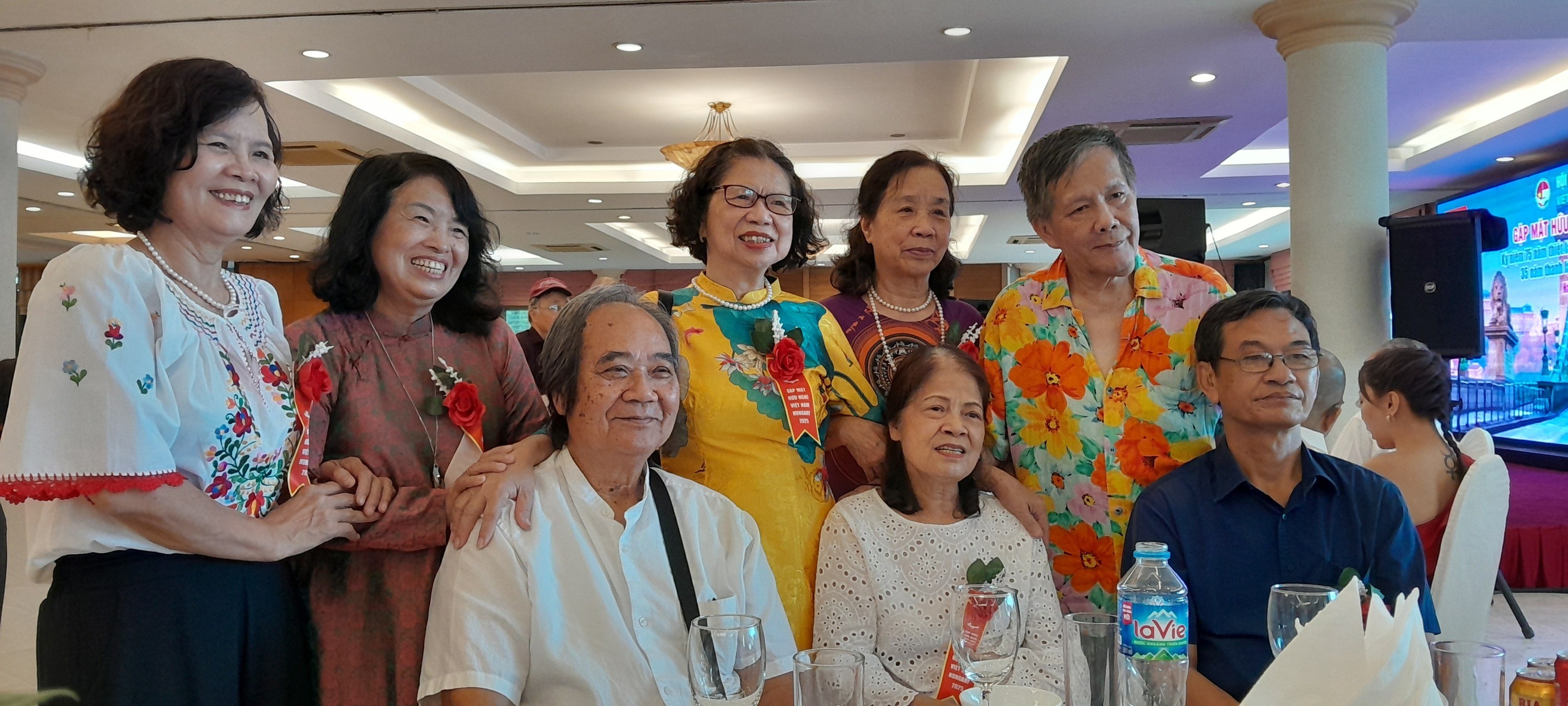 Một số đại biểu tham dự buổi gặp gỡ hữu nghị chụp ảnh lưu niệm. (Ảnh: Hội hữu nghị Việt Nam - Hungary) Một số đại biểu tham dự buổi gặp gỡ hữu nghị chụp ảnh lưu niệm. (Ảnh: Hội hữu nghị Việt Nam - Hungary)