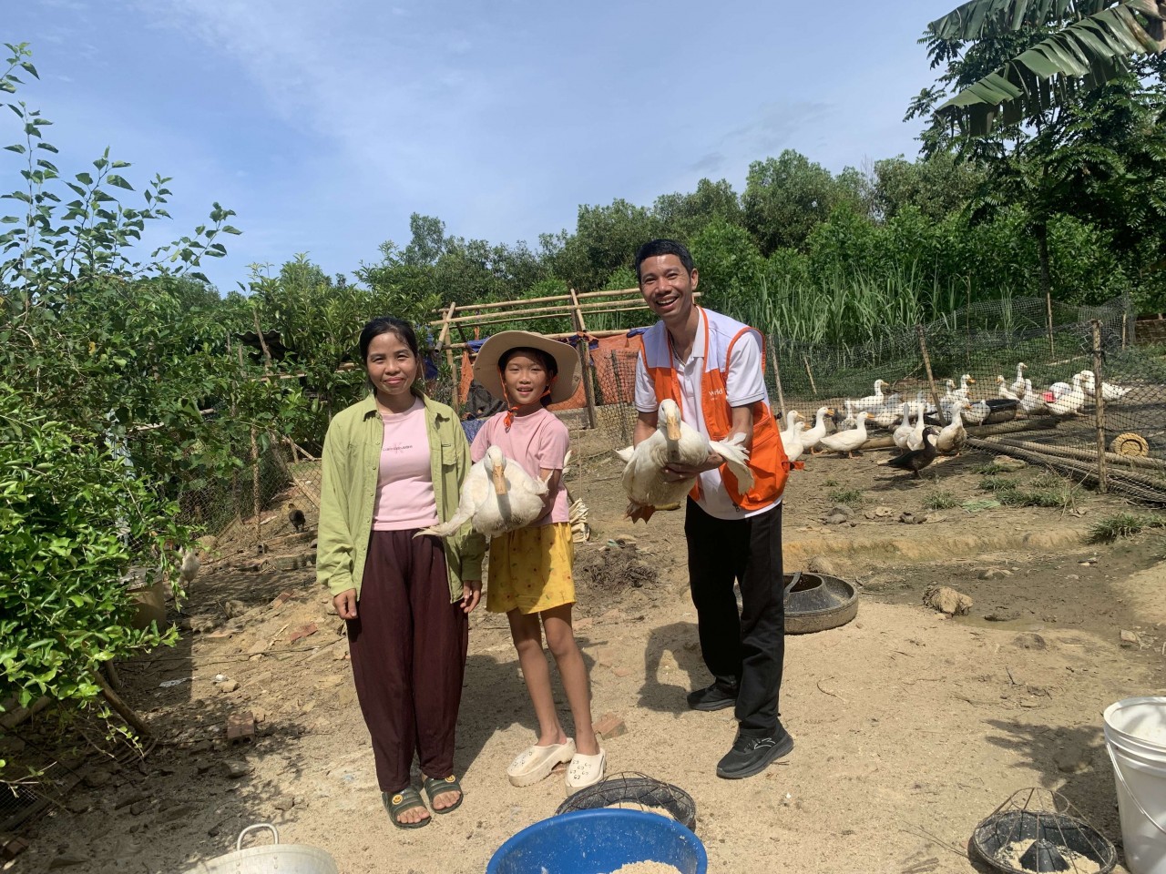 World Vision accompanies Linh’s family throughout the Mavin duck farming process. (Photo: WVIV) World Vision accompanies Linh’s family throughout the Mavin duck farming process. (Photo: WVIV)