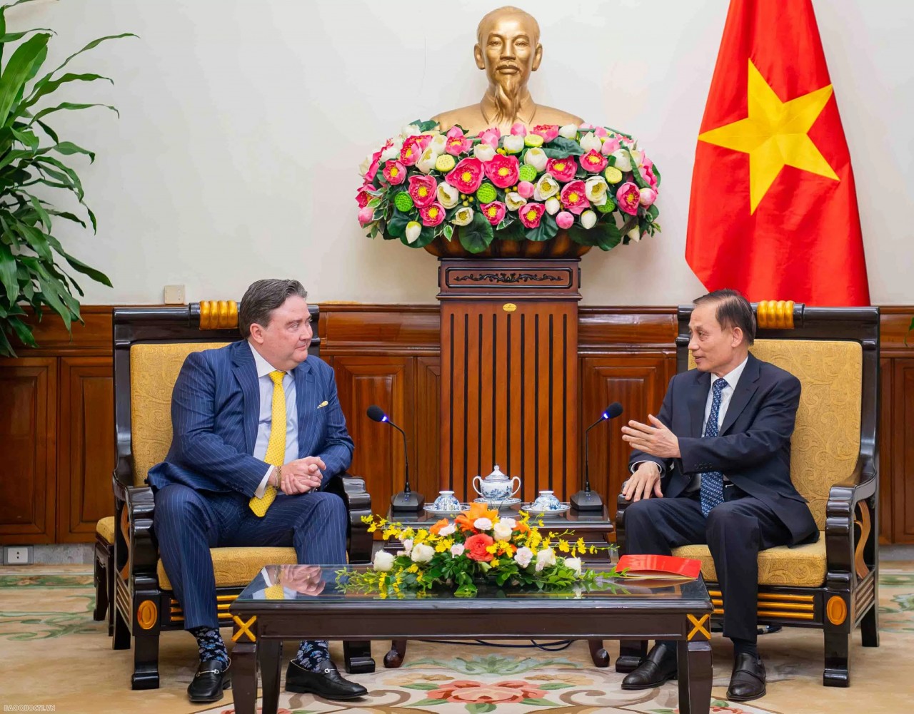 Acting Foreign Minister Le Hoai Trung receives US Ambassador Marc Knapper. (Photo: Ministry of Foreign Affairs)