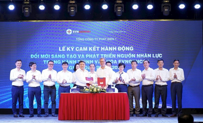 Đại diện lãnh đạo EVNGENCO1 cùng các đơn vị thành viên ký cam kết hành động, thể hiện quyết tâm thực hiện các mục tiêu chiến lược Đại diện lãnh đạo EVNGENCO1 cùng các đơn vị thành viên ký cam kết hành động, thể hiện quyết tâm thực hiện các mục tiêu chiến lược