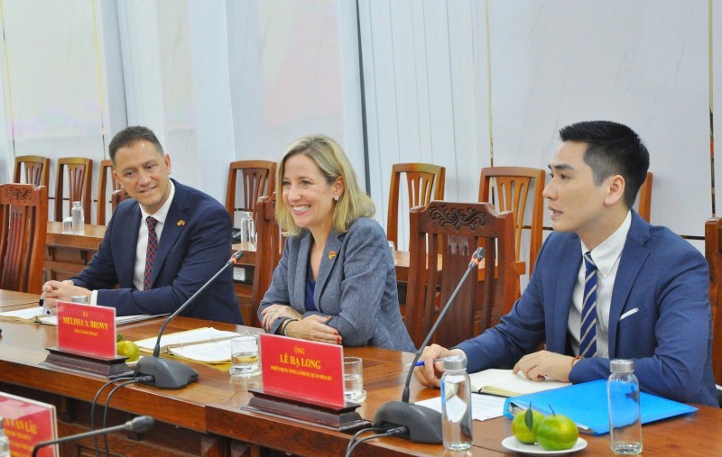 US Consul General in Ho Chi Minh City Melissa A. Brown (second from right) in discussion with Can Tho leaders at the meeting. (Photo: HV)