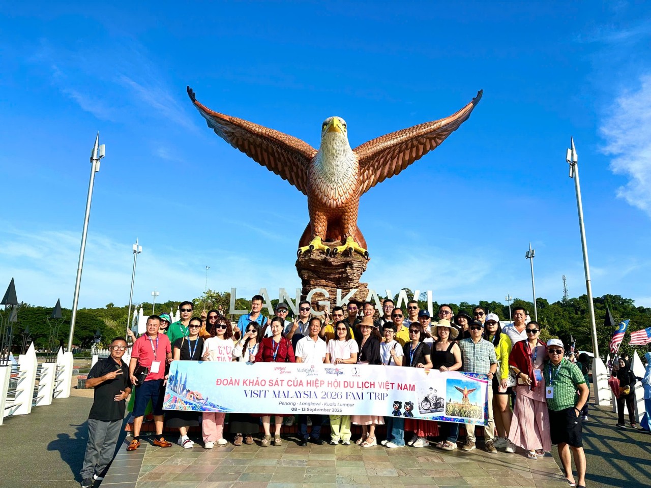 The survey delegation took a commemorative photo in front of the eagle statue – the symbol of Langkawi (Malaysia). Photo: VGP/DA The survey delegation took a commemorative photo in front of the eagle statue – the symbol of Langkawi (Malaysia). Photo: VGP/DA