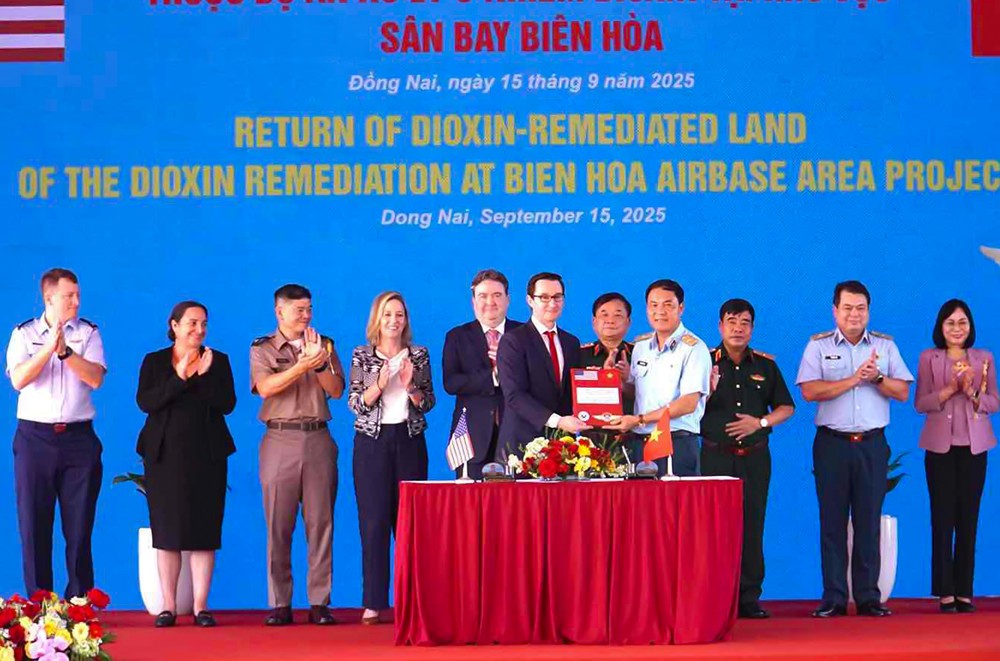 Đại diện Chính quyền Mỹ bàn giao khu vực đất đã làm sạch dioxin với diện tích khoảng 6 ha tại sân bay Biên Hòa. (Ảnh: Bộ Quốc phòng) Đại diện Chính quyền Mỹ bàn giao khu vực đất đã làm sạch dioxin với diện tích khoảng 6 ha tại sân bay Biên Hòa. (Ảnh: Bộ Quốc phòng)