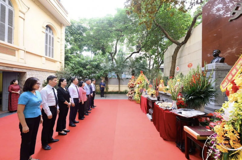 Các đồng chí lãnh đạo TP Hà Nội dâng hương tưởng niệm đồng chí Trần Phú - Tổng Bí thư đầu tiên của Đảng. (Ảnh: T.L) Các đồng chí lãnh đạo TP Hà Nội dâng hương tưởng niệm đồng chí Trần Phú - Tổng Bí thư đầu tiên của Đảng. (Ảnh: T.L)