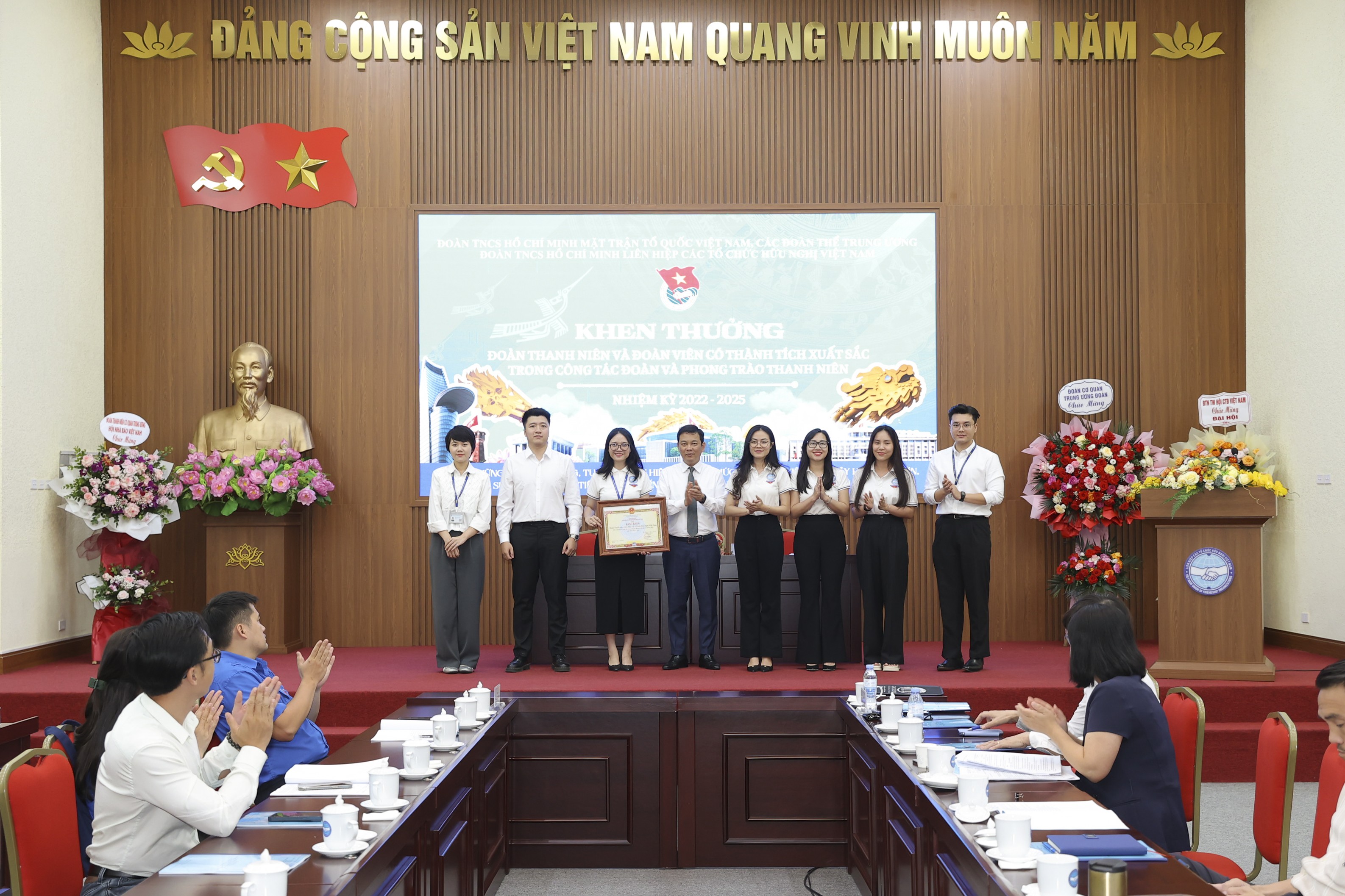 Ông Đồng Huy Cương, Phó Chủ tịch Liên hiệp các tổ chức hữu nghị Việt Nam trao bằng khen của Đoàn Chủ tịch Liên hiệp các tổ chức hữu nghị Việt Nam cho Ban Chấp hành Đoàn Thanh niên Cộng sản Hồ Chí Minh Liên hiệp các tổ chức hữu nghị Việt Nam nhiệm kỳ 2022-2025. (Ảnh: Đinh Hòa) Ông Đồng Huy Cương, Phó Chủ tịch Liên hiệp các tổ chức hữu nghị Việt Nam trao bằng khen của Đoàn Chủ tịch Liên hiệp các tổ chức hữu nghị Việt Nam cho Ban Chấp hành Đoàn Thanh niên Cộng sản Hồ Chí Minh Liên hiệp các tổ chức hữu nghị Việt Nam nhiệm kỳ 2022-2025. (Ảnh: Đinh Hòa)