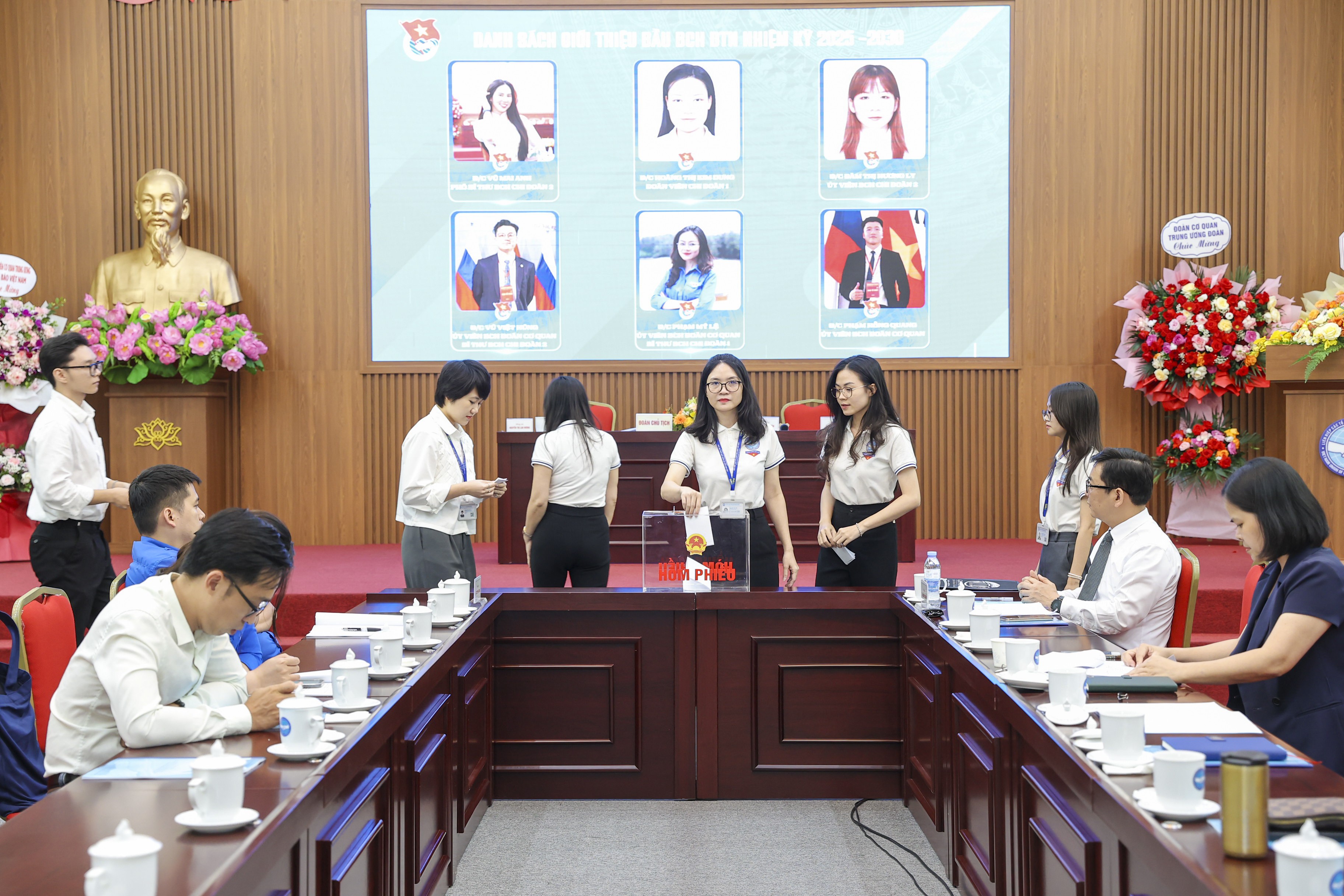 Đoàn viên bỏ phiếu bầu Ban Chấp hành Đoàn Thanh niên Cộng sản Hồ Chí Minh Liên hiệp các tổ chức hữu nghị Việt Nam lần thứ IX, nhiệm kỳ 2025-2030. (Ảnh: Đinh Hòa) Đoàn viên bỏ phiếu bầu Ban Chấp hành Đoàn Thanh niên Cộng sản Hồ Chí Minh Liên hiệp các tổ chức hữu nghị Việt Nam lần thứ IX, nhiệm kỳ 2025-2030. (Ảnh: Đinh Hòa)