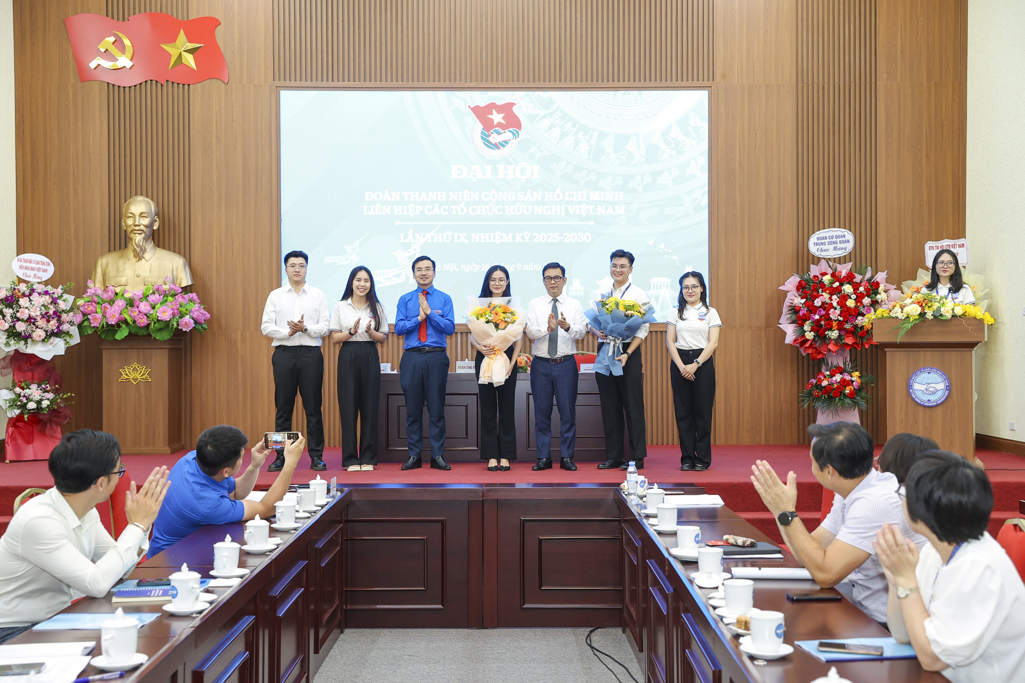 Phó Chủ tịch Liên hiệp các tổ chức hữu nghị Việt Nam Đồng Huy Cương và Bí thư Đoàn Thanh niên Mặt trận Tổ quốc và các đoàn thể Trung ương Nguyễn Nhất Linh tặng hoa chúc mừng Ban Chấp hành Đoàn Thanh niên Cộng sản Hồ Chí Minh Liên hiệp các tổ chức hữu nghị Việt Nam lần thứ IX, nhiệm kỳ 2025-2030. (Ảnh: Đinh Hòa) Phó Chủ tịch Liên hiệp các tổ chức hữu nghị Việt Nam Đồng Huy Cương và Bí thư Đoàn Thanh niên Mặt trận Tổ quốc và các đoàn thể Trung ương Nguyễn Nhất Linh tặng hoa chúc mừng Ban Chấp hành Đoàn Thanh niên Cộng sản Hồ Chí Minh Liên hiệp các tổ chức hữu nghị Việt Nam lần thứ IX, nhiệm kỳ 2025-2030. (Ảnh: Đinh Hòa)