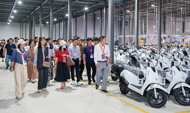 600 nhà phân phối VinFast đồng lòng nhất trí bán 1,5 triệu xe máy điện trong năm 2026 600 nhà phân phối VinFast đồng lòng nhất trí bán 1,5 triệu xe máy điện trong năm 2026