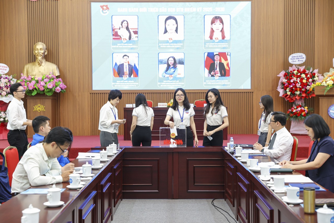 Delegates cast their votes to elect the Executive Committee of the Ho Chi Minh Communist Youth Union of VUFO, 9th term (2025–2030). (Photo: Dinh Hoa) Delegates cast their votes to elect the Executive Committee of the Ho Chi Minh Communist Youth Union of VUFO, 9th term (2025–2030). (Photo: Dinh Hoa)