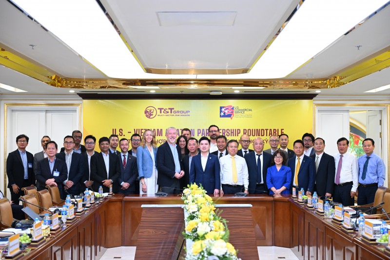 Các đại biểu chụp ảnh lưu niệm tại buổi tọa đàm.