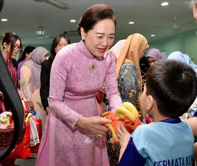 Phu nhân Chủ tịch Quốc hội thăm trẻ tự kỷ, làm đồ thủ công tại Malaysia Phu nhân Chủ tịch Quốc hội thăm trẻ tự kỷ, làm đồ thủ công tại Malaysia