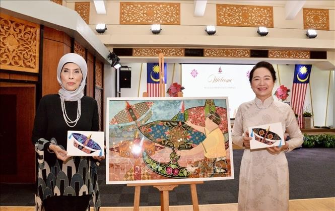 Phu nhân Nguyễn Thị Thanh Nga và bà Rozana bintin Kamal, Phu nhân Phó Chủ tịch Hạ viện Malaysia hoàn thành trải nghiệm mẫu vẽ vải truyền thống. Ảnh: TTXVN Phu nhân Nguyễn Thị Thanh Nga và bà Rozana bintin Kamal, Phu nhân Phó Chủ tịch Hạ viện Malaysia hoàn thành trải nghiệm mẫu vẽ vải truyền thống. Ảnh: TTXVN